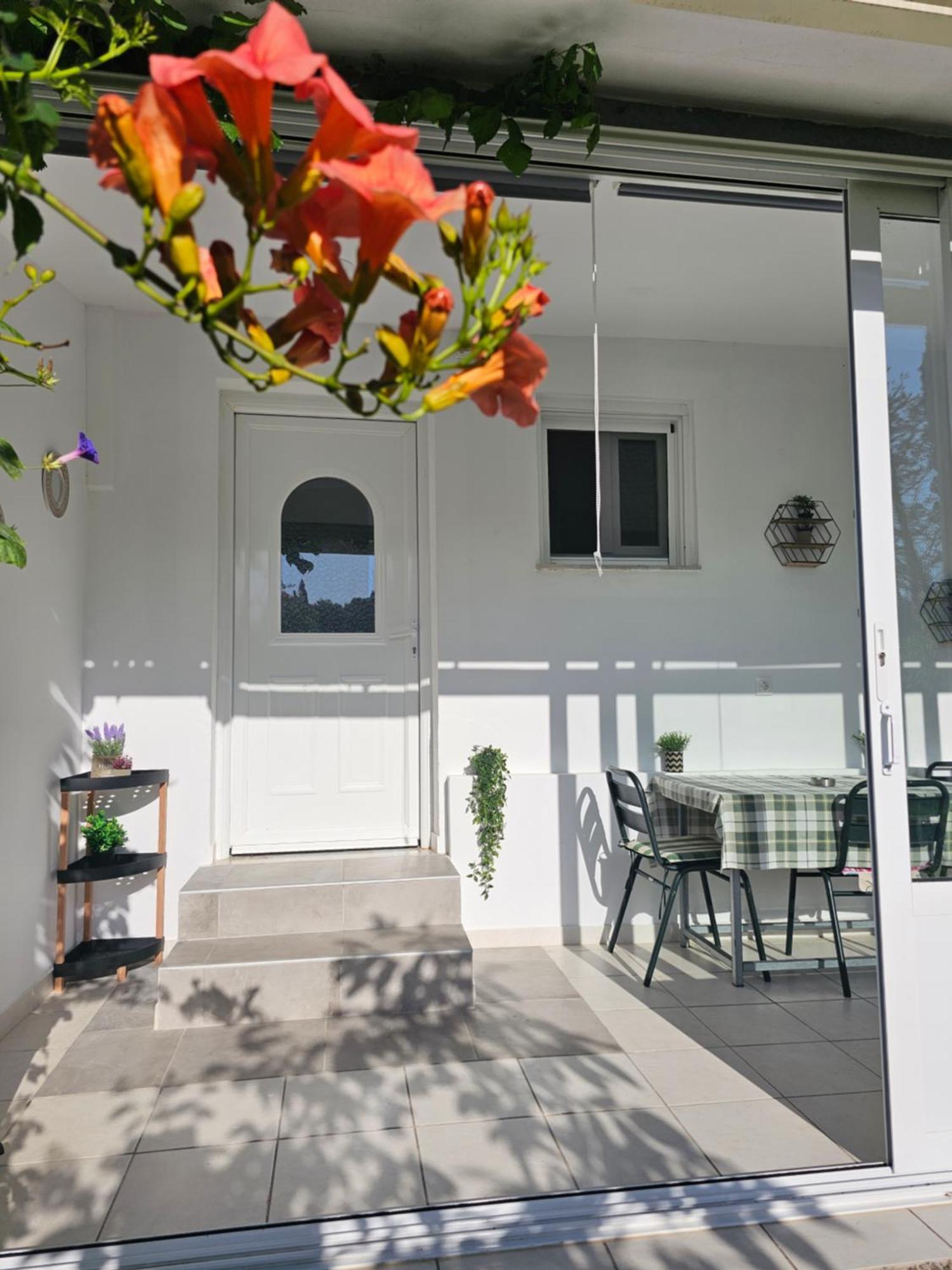 Errika Apartment Ипсос Екстериор снимка